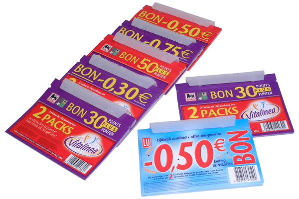 Couponhouder voorzien van dubbelzijdige mousse tape met kortingsbonnen